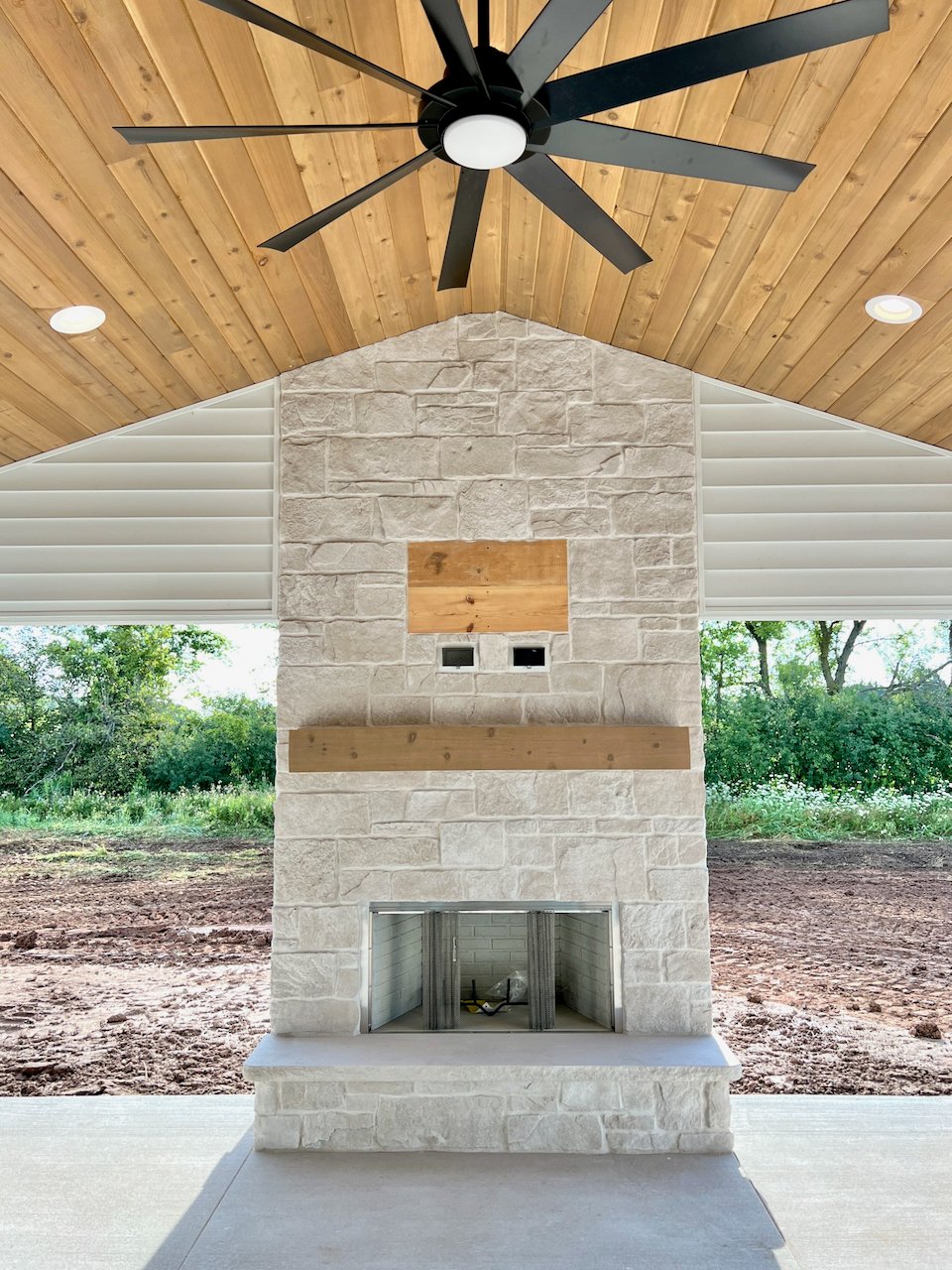 Outdoor fireplace